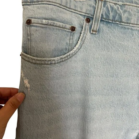 Abercrombie &amp; Fitch Women's 90s Relaxed Distressed Jeans Light Wash 18 Short