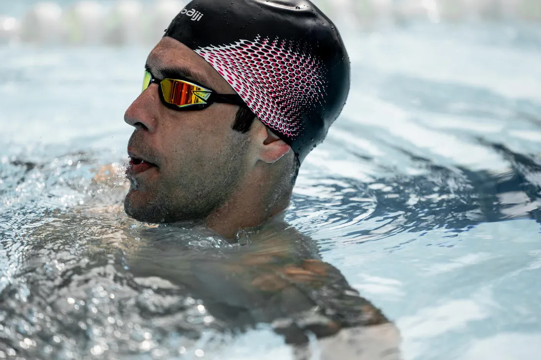 MOULDED SILICONE SWIM CAP 900 - BLACK WHITE RED