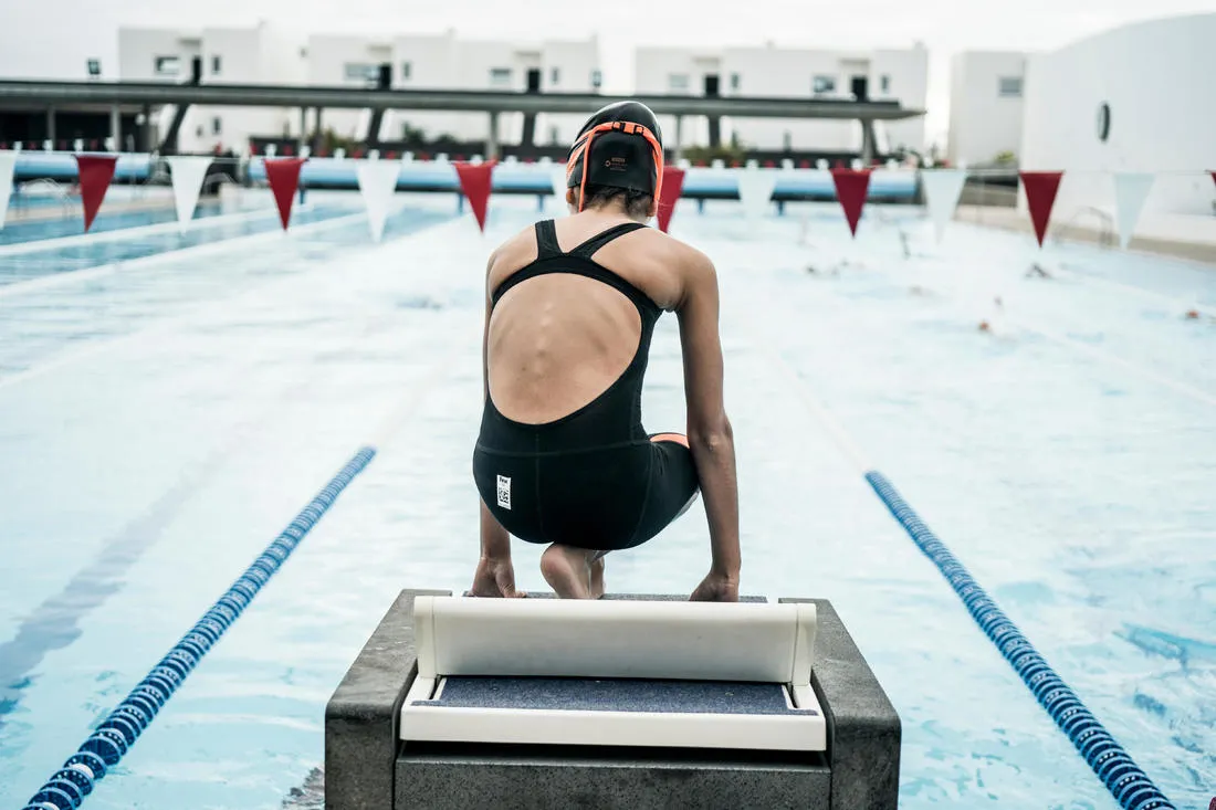 MOULDED SILICONE SWIM CAP 900 - BLACK WHITE RED