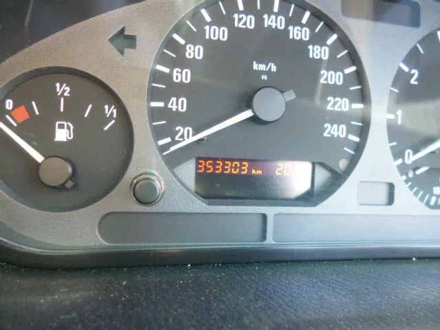 S2686 3' E36 Coupe 318is M44 AUTO 1997/09